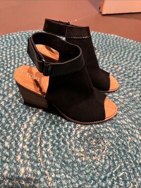 Toms Black Peep-Toe Ankle Strap Wedge Sandals Sz 7.5